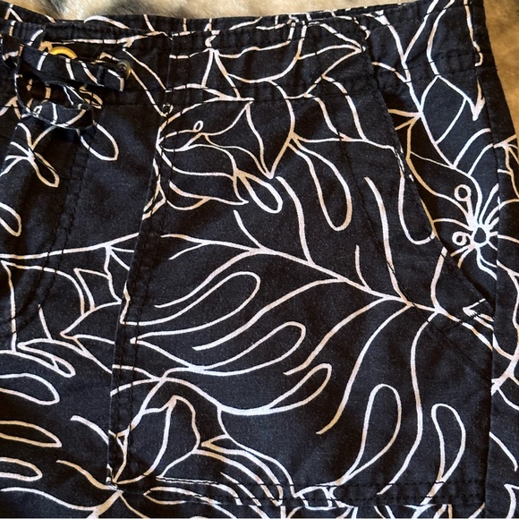 571. Women’s Gap Monstera jungle Black & White tie string Shorts Sz 6 - Picture 5 of 6